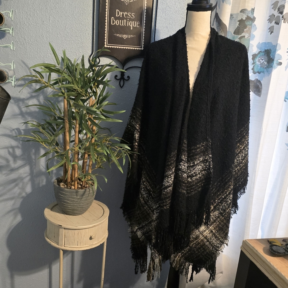Charlotte Daniel Chic Black and White Shawl